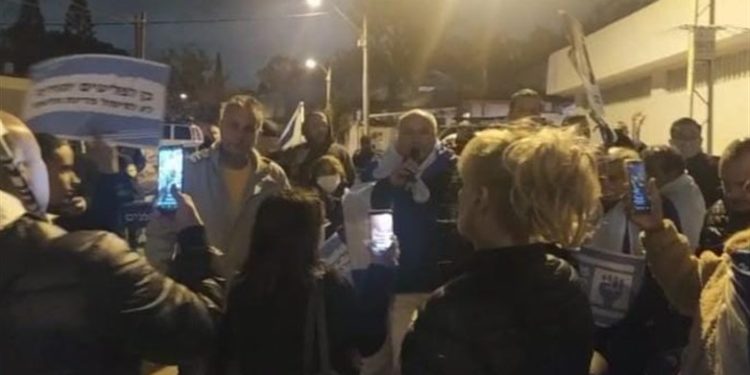 Manifestation de droite, samedi soir devant le domicile de Shaked, pour limiter l’accueil des réfugiés ukrainiens