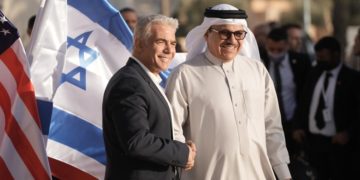 Lors du sommet des ministres des Affaires étrangères dans le Néguev, un employé de l&rsquo;hôtel menace Lapid d&rsquo;une balle dans la tête