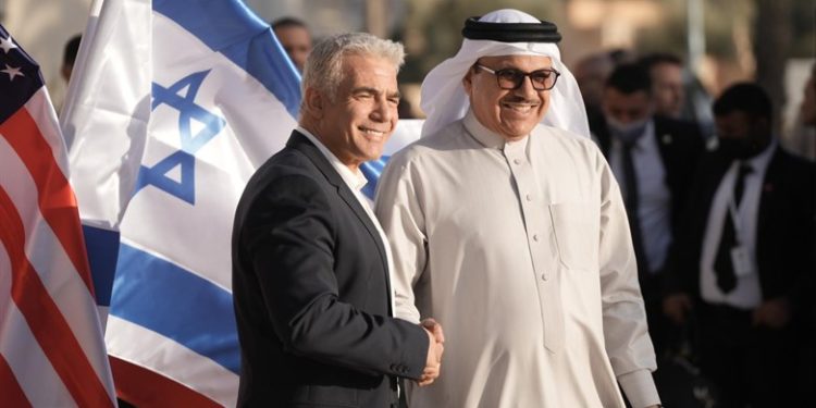 Lors du sommet des ministres des Affaires étrangères dans le Néguev, un employé de l’hôtel menace Lapid d’une balle dans la tête