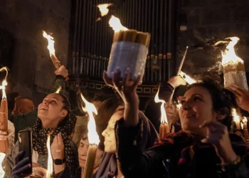 Jérusalem : Un feu sacré apparaît à l&rsquo;église du Saint-Sépulcre avant la Pâque orthodoxe. Les efforts de la police ont évité les victimes