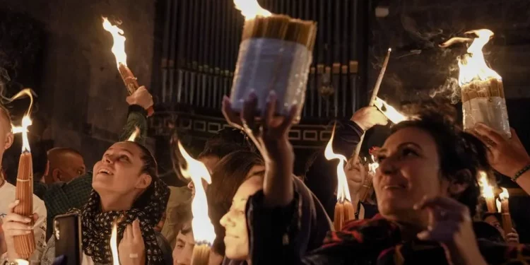 Jérusalem : Un feu sacré apparaît à l’église du Saint-Sépulcre avant la Pâque orthodoxe. Les efforts de la police ont évité les victimes