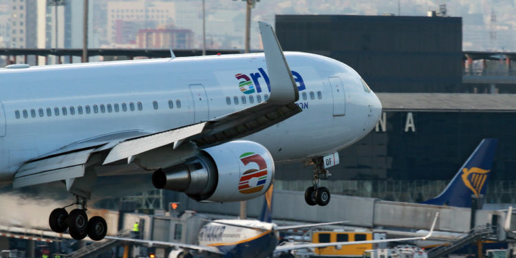 97 Français et Israéliens poursuivent Arkia en justice : « ils nous ont forcés à dormir dans le même lit que des étrangers »