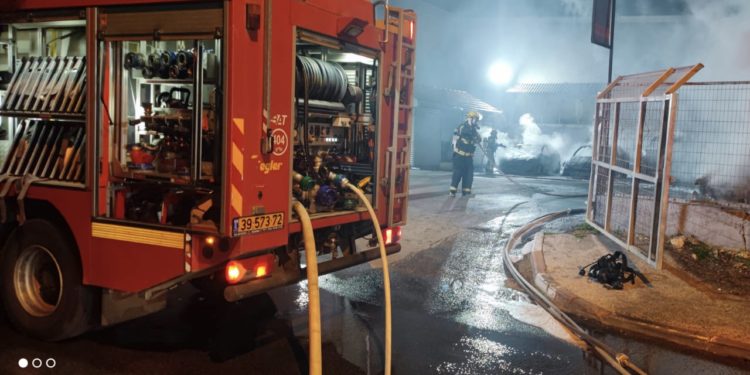 Sept véhicules ont été incendiés la nuit dernière à Kiryat Shmona