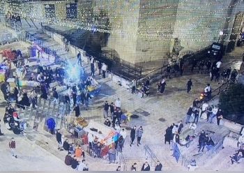 Violent Ramadan : Des émeutiers arabes attaquent la police israélienne près de la porte de Sichem à Jérusalem