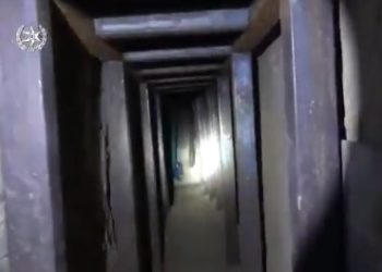 La police découvre des dizaines de mètres de tunnel et un laboratoire de trafic de drogue sous-terrain à Tel Sheva