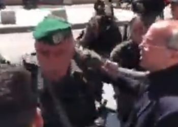 Ahmad Tibi bouscule un soldat de Tsahal qui protège les citoyens à Jérusalem