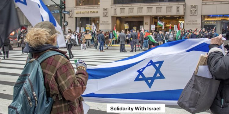 Des manifestants pro-palestiniens attaquent un homme portant un drapeau israélien à New York