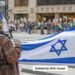 Des manifestants pro-palestiniens attaquent un homme portant un drapeau israélien à New York