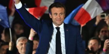 Lapid félicite son « bon ami » Macron pour sa réélection