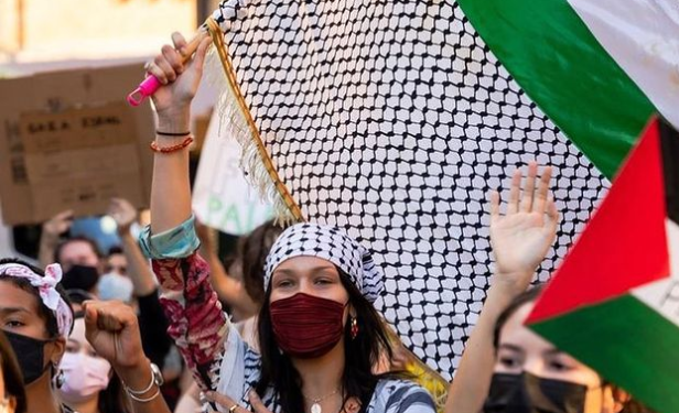 Le top model de Vogue accuse Israël de tuer les bébés palestiniens – les gauchistes de France 2, Le Monde et Libération jubilent