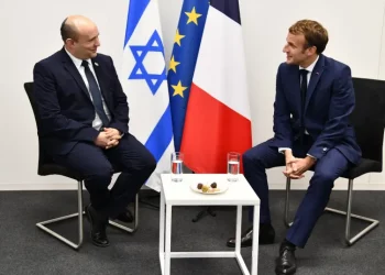 Macron, « l’ami » d’Israël, dénonce les activités d’implantation dans une conversation avec Bennett