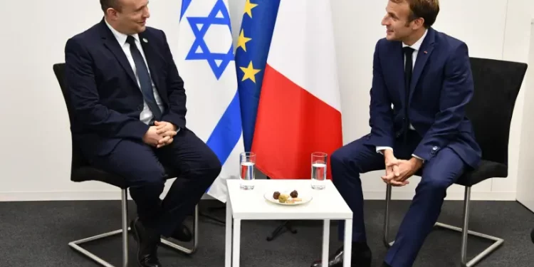 Macron, « l’ami » d’Israël, dénonce les activités d’implantation dans une conversation avec Bennett