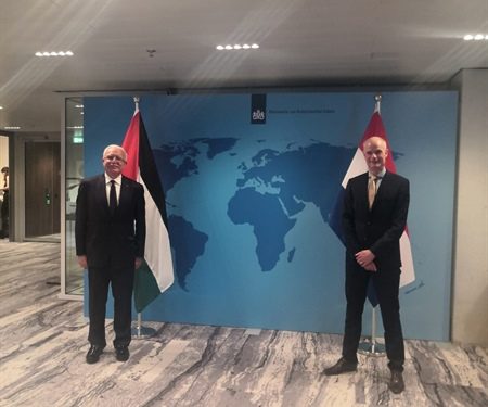 Le ministre néerlandais des Affaires étrangères en visite en Israël rencontre un groupe terroriste affilié au FPLP