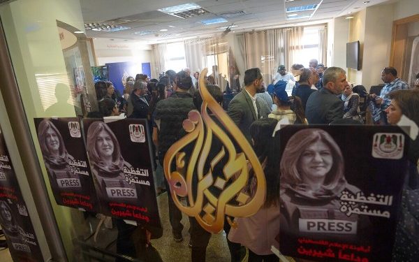 Alors que l’AFP s’est jetée sur Israël, les pays arabes évitent de blâmer Israël pour la mort de la journaliste d’Al Jazeera