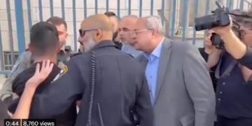 Trahison impunie : Le député Ahmad Tibi a aidé un suspect à échapper à la police pendant les émeutes d’Abu Akleh