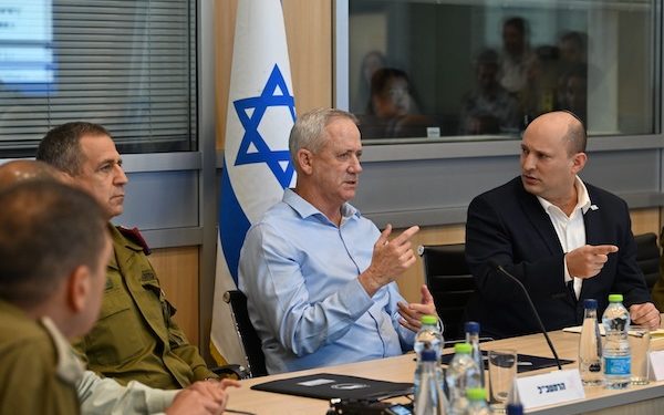 Gantz, démonté, a attaqué Bennett lors d’une réunion du cabinet : « avec toi, c’est seulement moi, moi et moi »