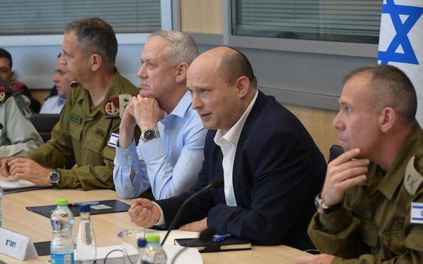 Gantz, démonté, a attaqué Bennett lors d’une réunion du cabinet : « avec toi, c’est seulement moi, moi et moi »