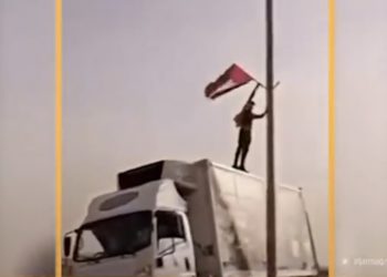 Le chauffeur d&rsquo;un camion israélien remplace les drapeaux israéliens sur l&rsquo;autoroute par des drapeaux de l&rsquo;OLP