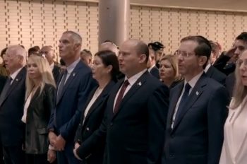 Bennett au service commémoratif : « Si nous ne sommes pas ensemble, nous ne serons pas du tout »