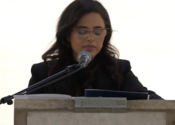 « Honte à vous » : La ministre Shaked a été huée, au cimetière de Petah Tikva