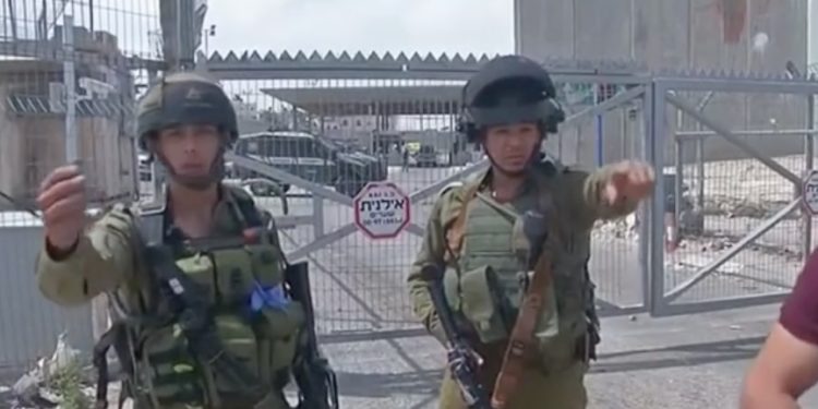 1100 Palestiniens dont des proches ont été impliqués dans des actes de terrorisme voient leur permis d’entrée révoqué