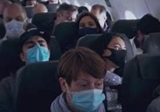 Les autorités de l’UE annulent le port du masque dans les avions
