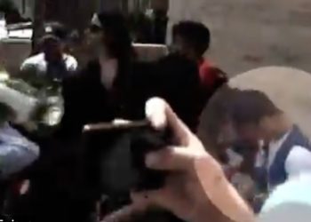 Pendant l&rsquo;enterrement de la journaliste d&rsquo;Al Jazeera, un activiste jette des pierres… ensuite, il revêt son gilet de Presse