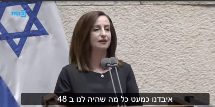 Cette députée arabe s’est vu promettre un poste de diplomate, maintenant elle renverse le gouvernement de Bennett