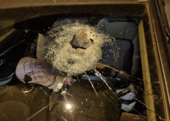 Nouvelle attaque à coups de pierres contre des automobilistes – un père et ses deux jeunes enfants blessés