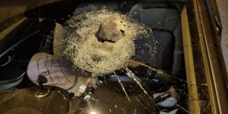 Nouvelle attaque à coups de pierres contre des automobilistes – un père et ses deux jeunes enfants blessés