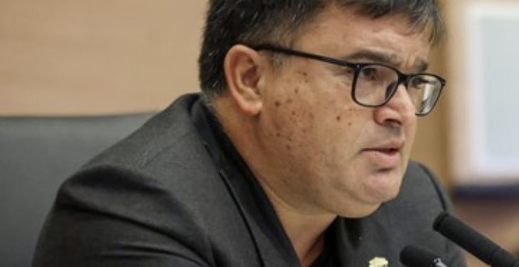 La prochaine crise de la coalition arrive. Le député Bitton a annoncé : « Je ne voterai pas avec la coalition, sauf en cas de défiance »