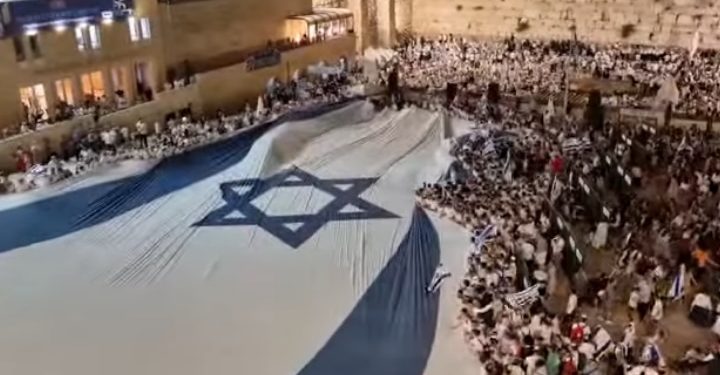 Vidéo : Des milliers de personnes dansent autour du drapeau israélien géant au Mur occidental pour la Journée de Jérusalem