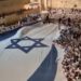 Vidéo : Des milliers de personnes dansent autour du drapeau israélien géant au Mur occidental pour la Journée de Jérusalem