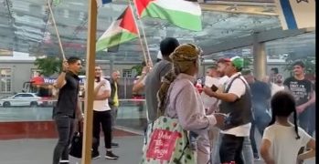 Violente manifestation de haine antisémite à Berne, en Suisse – bible brulée