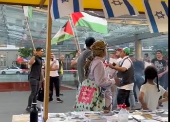 Violente manifestation de haine antisémite à Berne, en Suisse – bible brulée