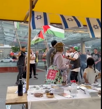 Violente manifestation de haine antisémite à Berne, en Suisse – bible brulée