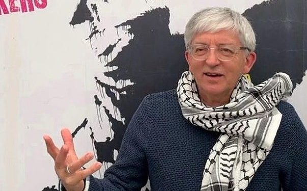 Le vicaire antisémite qui accuse Israël pour l’attentat de 9/11 pourrait être expulsé de l’église