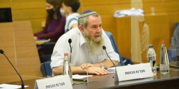 Protestation après que le gouvernement Bennet ait rendu aux familles les corps des terroristes : « vous encouragez le terrorisme »