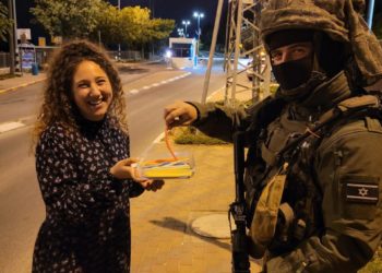 Ils ont appris la leçon : une Israélienne distribue des bonbons aux soldats qui ont tué le terroriste de Tekoa