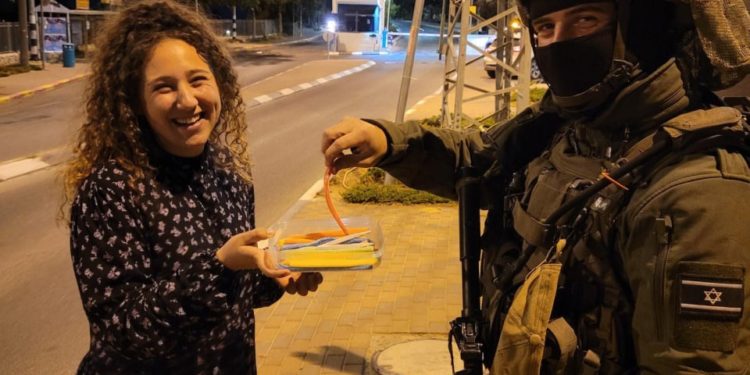 Ils ont appris la leçon : une Israélienne distribue des bonbons aux soldats qui ont tué le terroriste de Tekoa