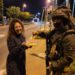 Ils ont appris la leçon : une Israélienne distribue des bonbons aux soldats qui ont tué le terroriste de Tekoa