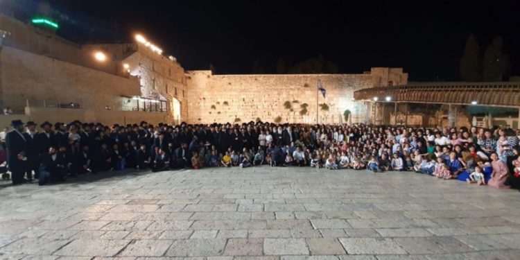 Elle a survécu aux camps et a gardé une foi inébranlable en Dieu. Ses 400 descendants lui ont rendu hommage