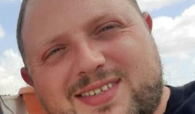 La première victime des terroristes d’Elad est celui qui a conduit les terroristes en ville, selon les autorités