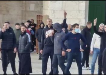 Pendant les célébrations,  des émeutiers arabes ont attaqué la police au Mont du Temple