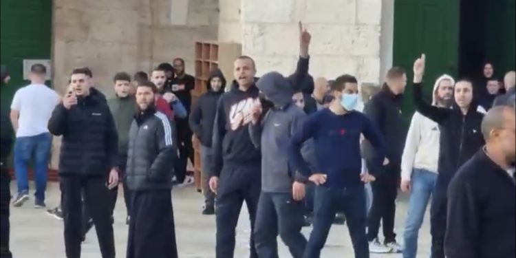 Pendant les célébrations,  des émeutiers arabes ont attaqué la police au Mont du Temple