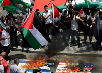 Les Palestiniens ont organisé leur propre « marche du drapeau » au Liban, et incendié des drapeaux israéliens et américains