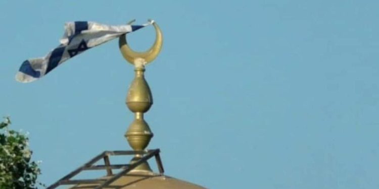 Sympathique ! Des juifs ont accroché un drapeau israélien sur une mosquée de Bethlehem !