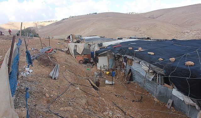 Colonisation : L’Autorité Palestinienne ajoute 70 structures illégales à Khan al Ahmar – Yair Lapid laisse faire