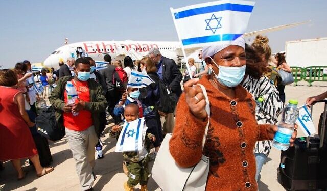 181 immigrants éthiopiens débarquent en Israël : l’alyah de la nation africaine redémarre