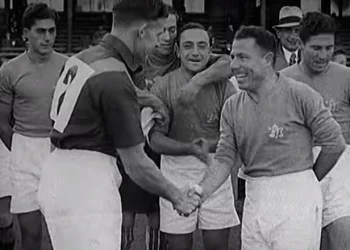 Regardez l’équipe de football de Palestine jouer en 1939 – un détail va vous surprendre